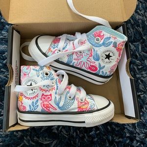 Rare & adorable toddler sz4 converse- new in box